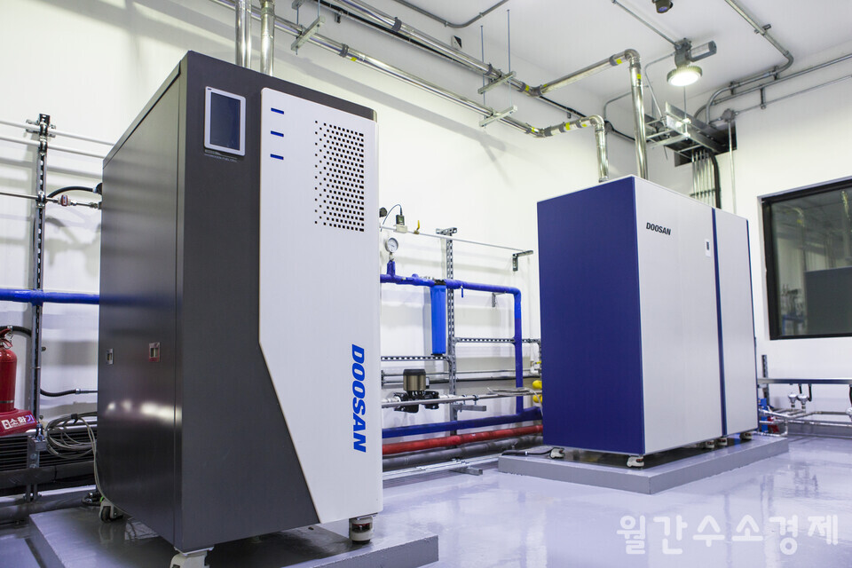 두산퓨얼셀파워에서 제작한 건물용 10kW 수소연료전지(왼쪽)와 5kW 도시가스연료전지. 