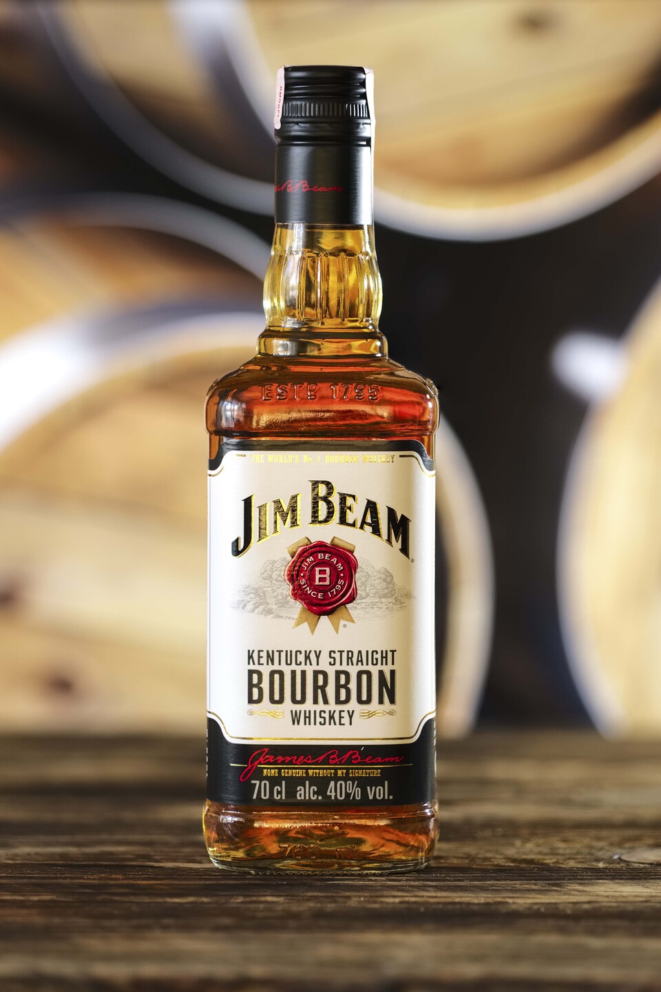 빔산토리의 블렌디드 버번 위스키인 짐빔 화이트 라벨. 