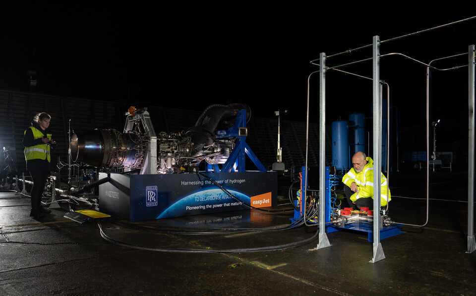 롤스로이스 연구진들이 수소용으로 개조한 AE 2100-A 항공기 엔진으로 육상시험을 진행했다.(사진=롤스로이스)