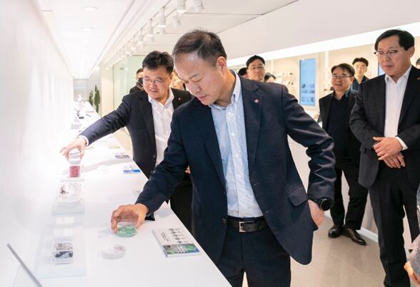 이훈기 롯데케미칼 사장이 지난 2일 의왕사업장 '에이뷰' 쇼룸에서 친환경 스페셜티 소재를 둘러보고 있다.(사진=롯데케미칼)
