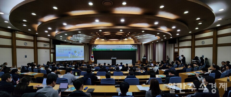 지난 11일 국회의원회관 제1소회의실에서 '분산에너지법 후속 이행과제와 산업 활성화 방안' 세미나가 열렸다.