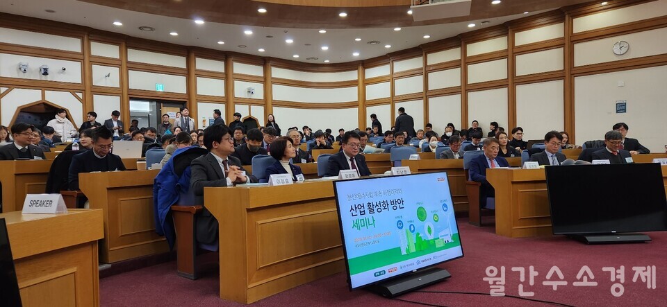 (왼쪽부터)이정훈 이데일리 편집국장, 한정애 더불어민주당 국회의원, 최남호 산업통상자원부 제2차관.