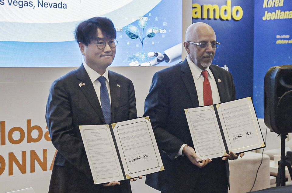 로우카본 이철 대표, 오션 그린 하이드로젠 하니 바눕 부사장이 CES 2024 현장에서 그린암모니아 사업을 위한 업무협약을 맺은 후 기념촬영을 하고 있다.(사진=로우카본)