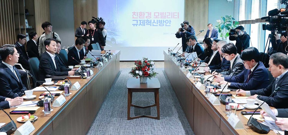 안덕근 산업통상자원부 장관은 지난 30일 서울 강서구 마곡동에 위치한 LG사이언스파크에서 '친환경 모빌리티 규제혁신 현장 대화'를 주재하고,  친환경 모빌리티 규제혁신방안과 자동차산업 수출전망 및 현안 등을 논의했다.(사진=산업통상자원부)