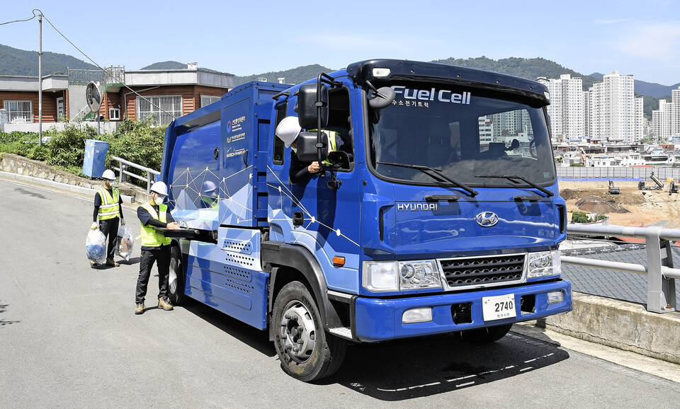 한자연이 개발에 참여한 5톤급 수소청소차가 창원시 마산합포구 일원에서 쓰레기 수거 작업을 하고 있다.
