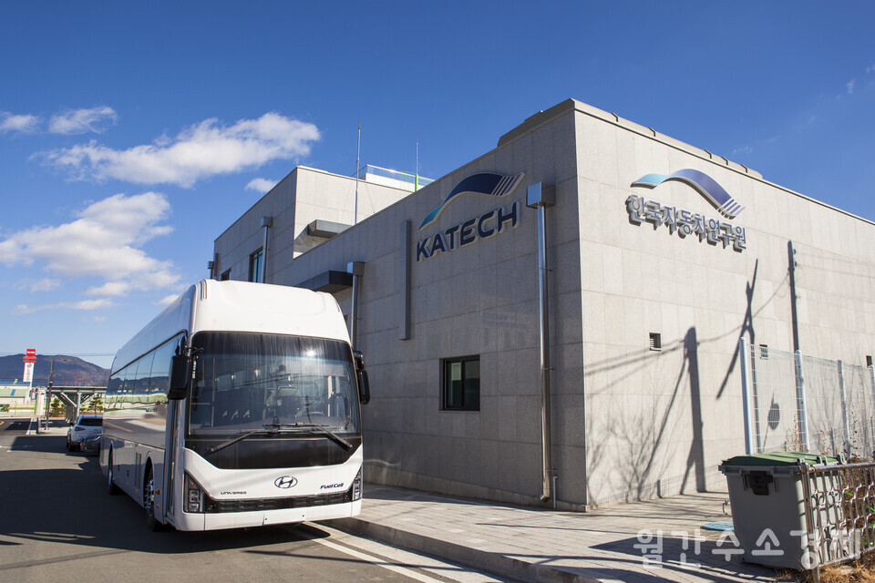 수소모빌리티 연구개발·검증에 참여해온 한국자동차연구원 수소연료전지기술부문(창원)의 ‘미래차전환 종합지원센터’를 찾았다.