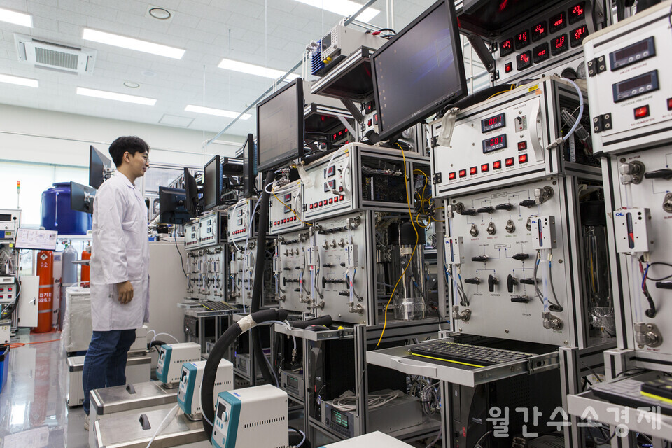 본관동에 있는 수소연료전지 스택 연구실.