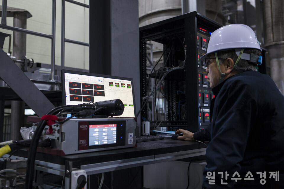 우석이엔씨 김주섭 부사장이 가스분석기의 수치를 살펴보고 있다.