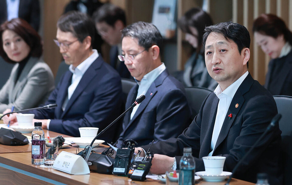 안덕근 산업통상자원부 장관은 지난 1월 30일 서울 강서구 마곡동에 위치한 LG사이언스파크에서 '친환경 모빌리티 규제혁신 현장 대화'를 주재하고, 친환경 모빌리티 규제혁신방안과 자동차산업 수출전망 및 현안 등을 논의했다.(사진=산업통상자원부)