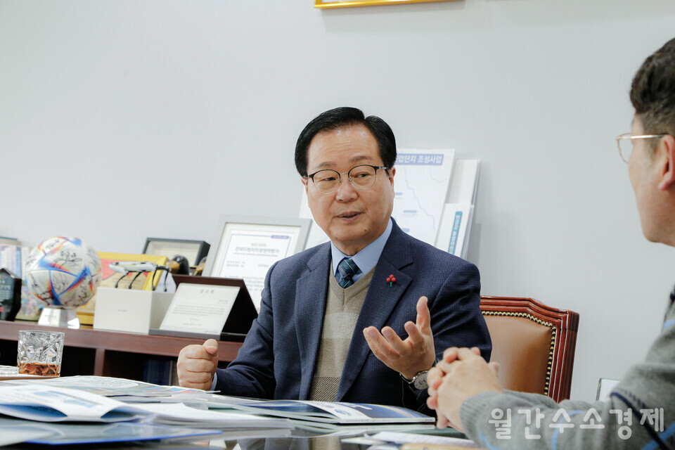 유희태 완주군수가 ‘토토 사이트’와의 인터뷰에서 완주군 수소산업 육성 방향을 설명하고 하고 있다.