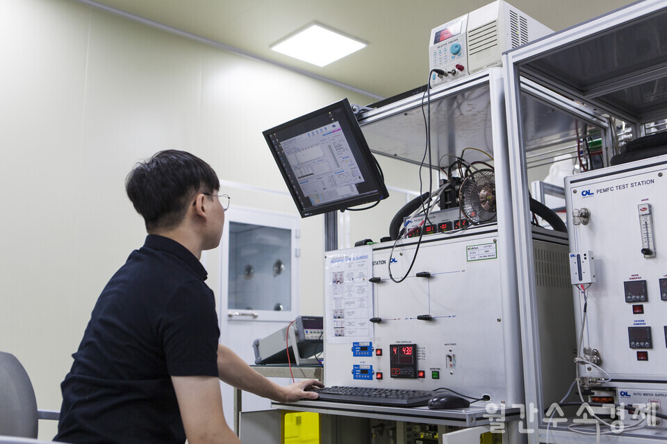 비나텍 직원이 PEMFC용 MEA(막전극접합체) 성능 테스트를 하고 있다.