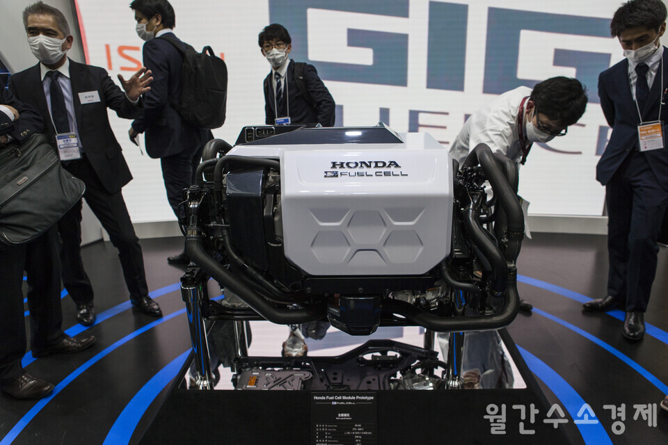 도쿄 빅사이트에서 열린 ‘FC EXPO 2023’ 현장에 전시돼 있던 혼다의 80kW급 차세대 연료전지시스템.