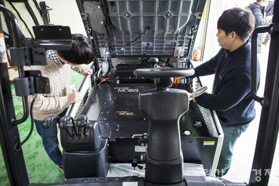 플랫폼설계팀 정석철 수석(왼쪽), 차량제어팀 김기은 수석이 현대모비스의 30kW급 연료전지시스템을 살펴보고 있다.