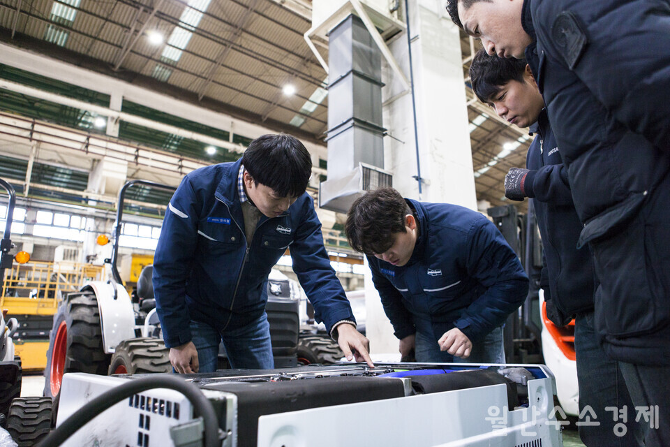 인천에 있는 두산산업차량 지게차 공장에서 플러그파워의 젠드라이브 연료전지시스템을 살펴보고 있다.