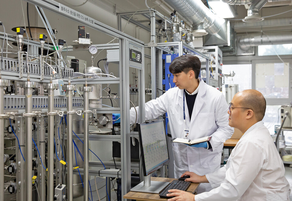 한국에너지기술연구원 청정연료연구실 연구진이 이산화탄소 분리, 농축 시스템을 살펴보고 있다.(사진=에너지연)