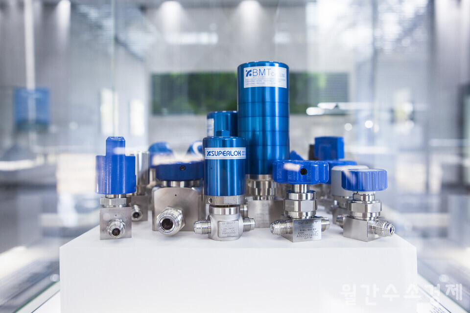 ​​​​​​​반도체 전용으로 납품되는 다이어프램 밸브, 벨로우즈 밸브가 본사 로비에 진열돼 있다.