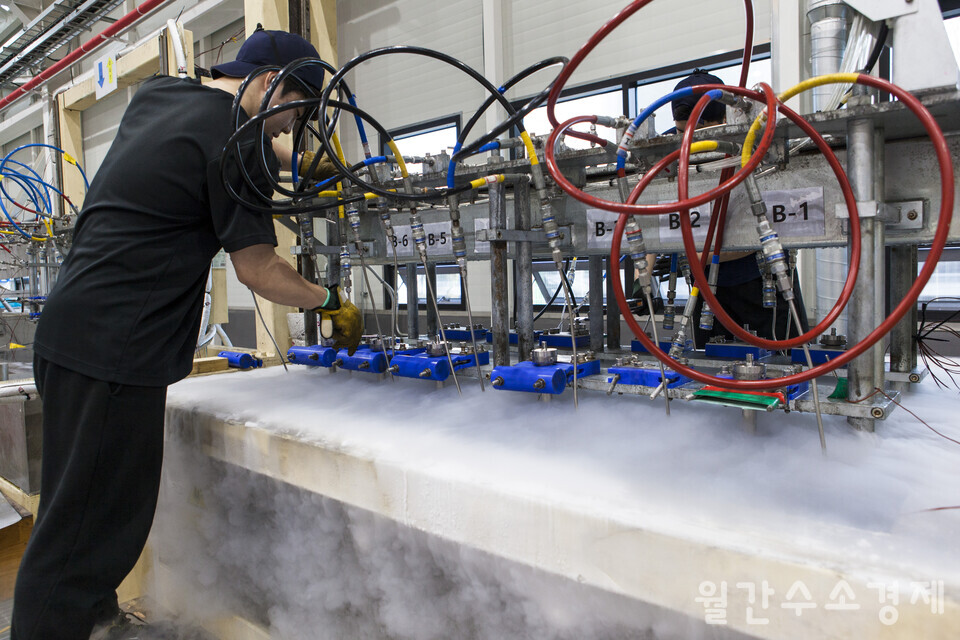 초저온 볼밸브의 액체질소 테스트가 한창이다.