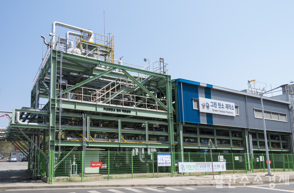 한국중부발전의 보령발전소에 있는 이산화탄소 압축 액화설비.