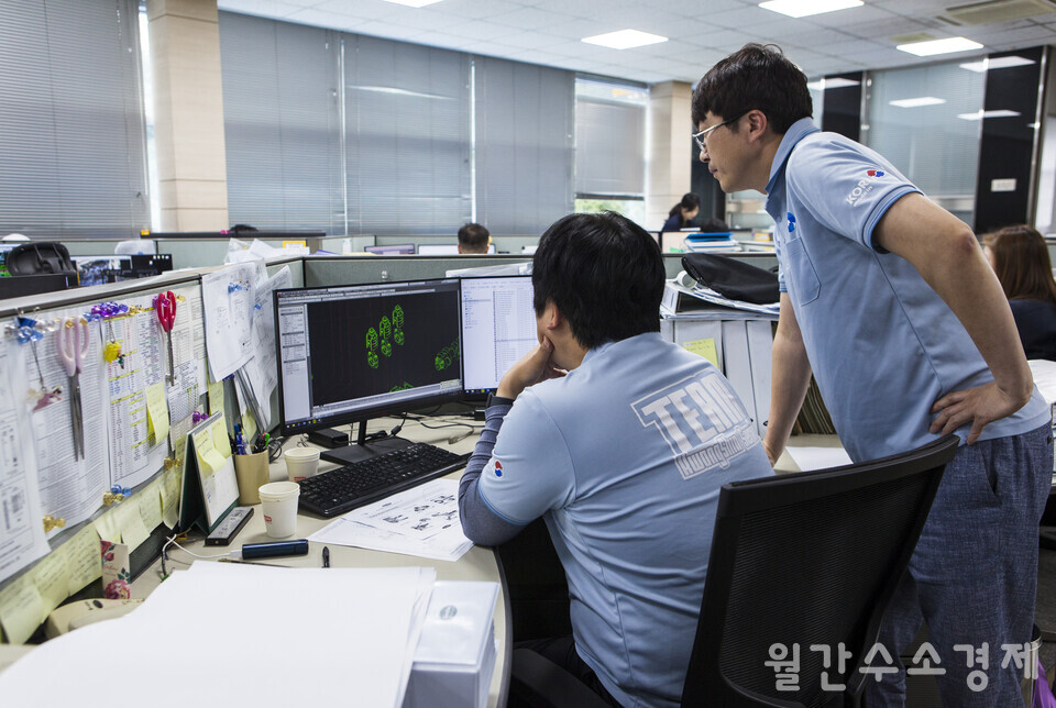 수소 압축기 제조기업 광신기계공업 직원들이 설계 작업을 하고 있다.