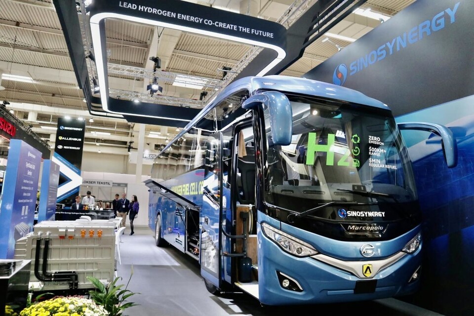 궈홍수소에너지가 생산한 240kW급 연료전지시스템이 ‘2022 독일 하노버 상용차 박람회’에 마르코폴로 코치버스와 나란히 전시돼 있다.(사진=Sinosynergy)