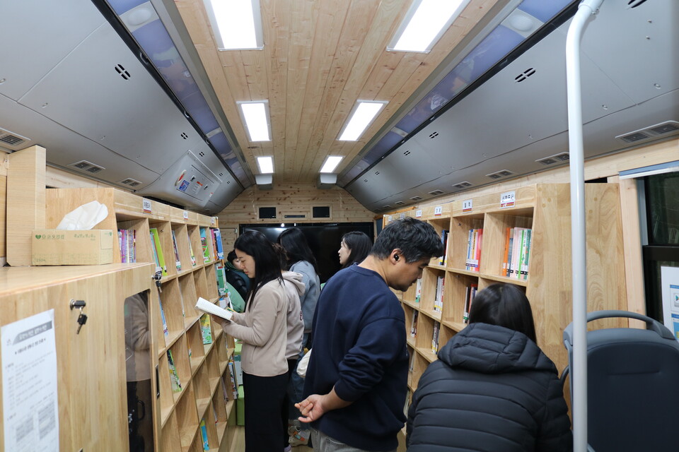 수소전기버스 이동도서관은 아파트 단지 학부모와 아이들에게 큰 인기가 있다.