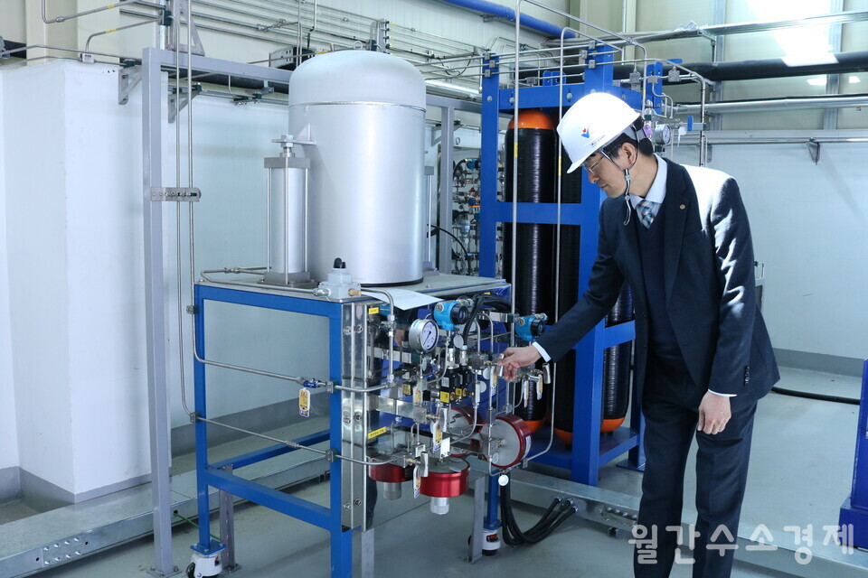 양윤영 한국가스안전공사 수소안전기술원장이 수소제품시험평가센터 시험설비를 점검하고 있다. 