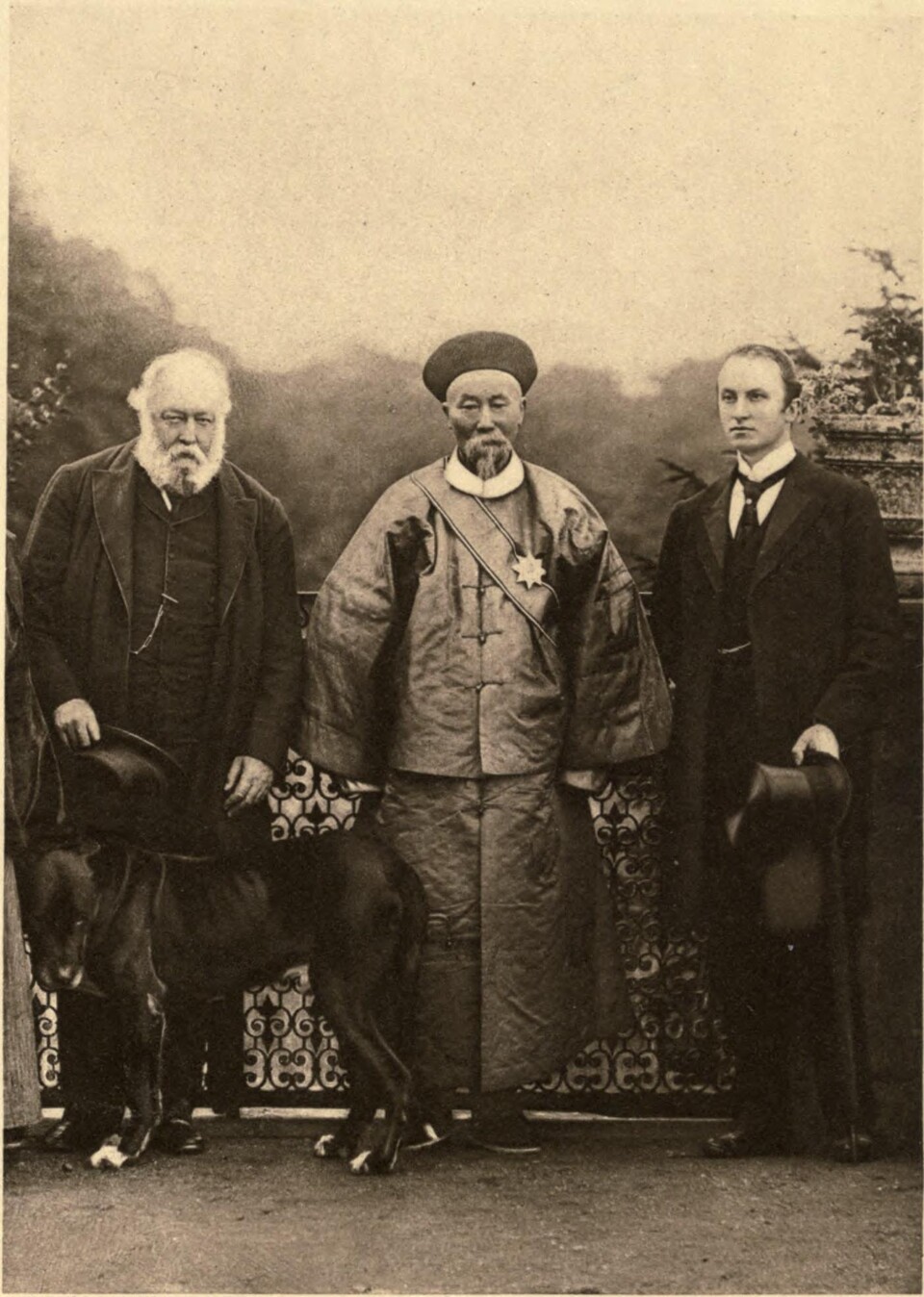 1896년 영국 방문 중 솔즈베리 총리(왼쪽)와 함께한 73세의 이홍장(1823~1901). 청일전쟁 패배 이후 평화를 호소하는 외교사절로 서구 열강을 순방했다.(사진=위키백과)