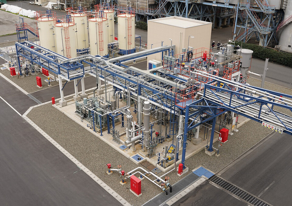 도아오일의 게이힌 정유소 부지에 있는 탈수소 플랜트로, 브루나이에서 수입한 LOHC(메틸사이클로헥산)에서 수소와 톨루엔을 분리한다.(사진=AHEAD)