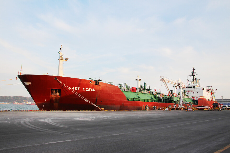 롯데정밀화학이 지난 12일부터 17일까지 울산항에서 암모니아 재수출 초도 출하를 진행하는 모습.(사진=롯데정밀화학)