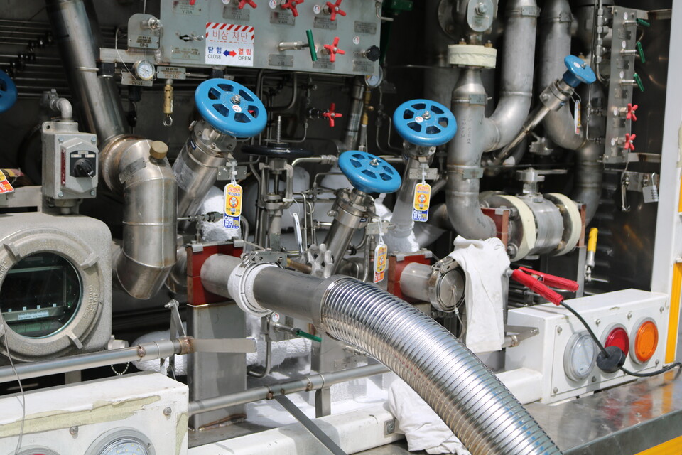 탱크트레일러 설비로 압력 변환기, 퍼지 밸브, 액체 충전 밸브, 회수 밸브 등으로 구성돼 있다.