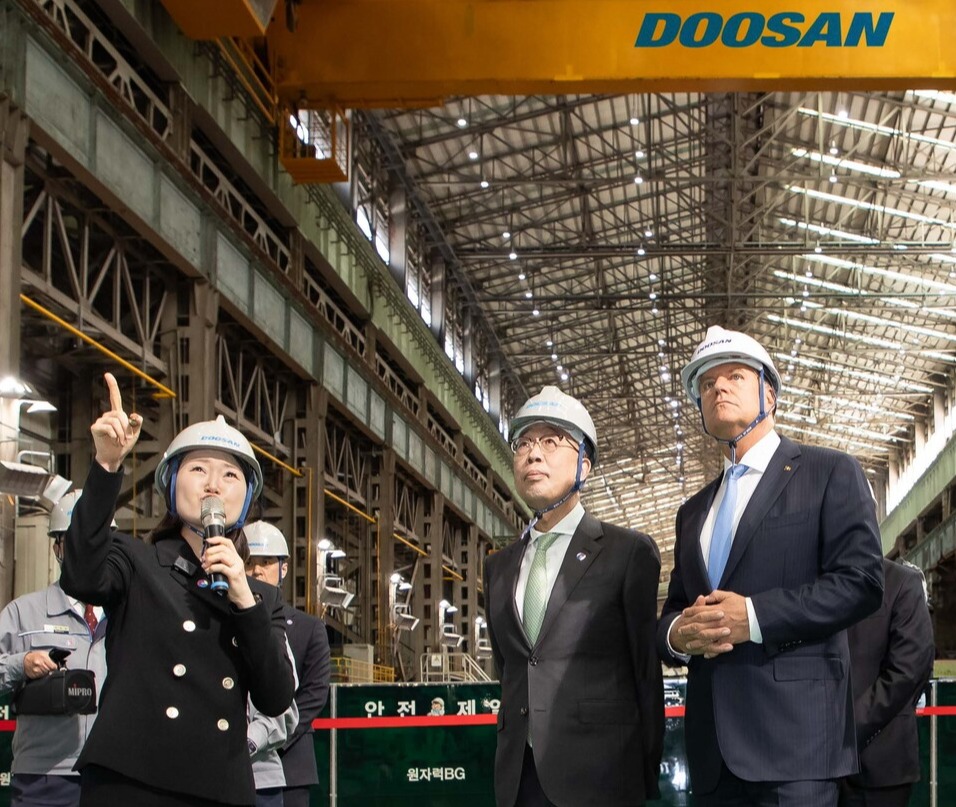루마니아 클라우스 요하니스 대통령(오른쪽)이 24일 두산에너빌리티 창원 본사를 찾아 두산에너빌리티 박지원 회장(가운데)과 SMR 생산시설을 시찰하고 있다.(사진=두산에너빌리티)