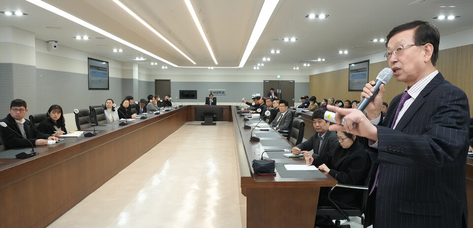 이홍기 수소연료전지 지역혁신센터 소장 겸 글로컬 추진본부장(오른쪽)이 지난 3월 전주캠퍼스에서 열린 우석대 내부 공청회에서 ‘글로컬대학30’ 추진 계획을 설명하고 있다.(사진=우석대)