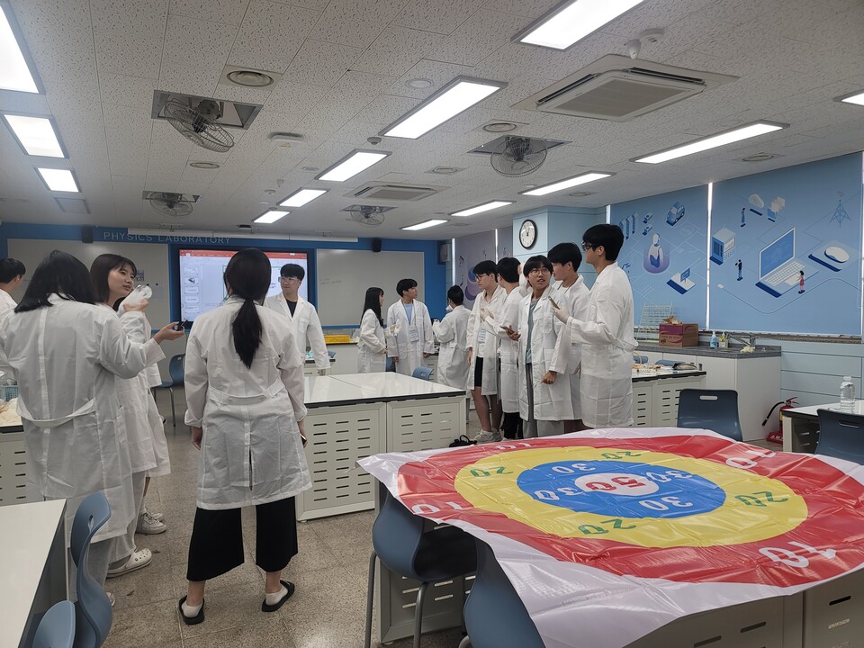 인천 계산고 학생들이 수소로켓제작 수업에 참여하고 있다.(사진=인천시교육청)