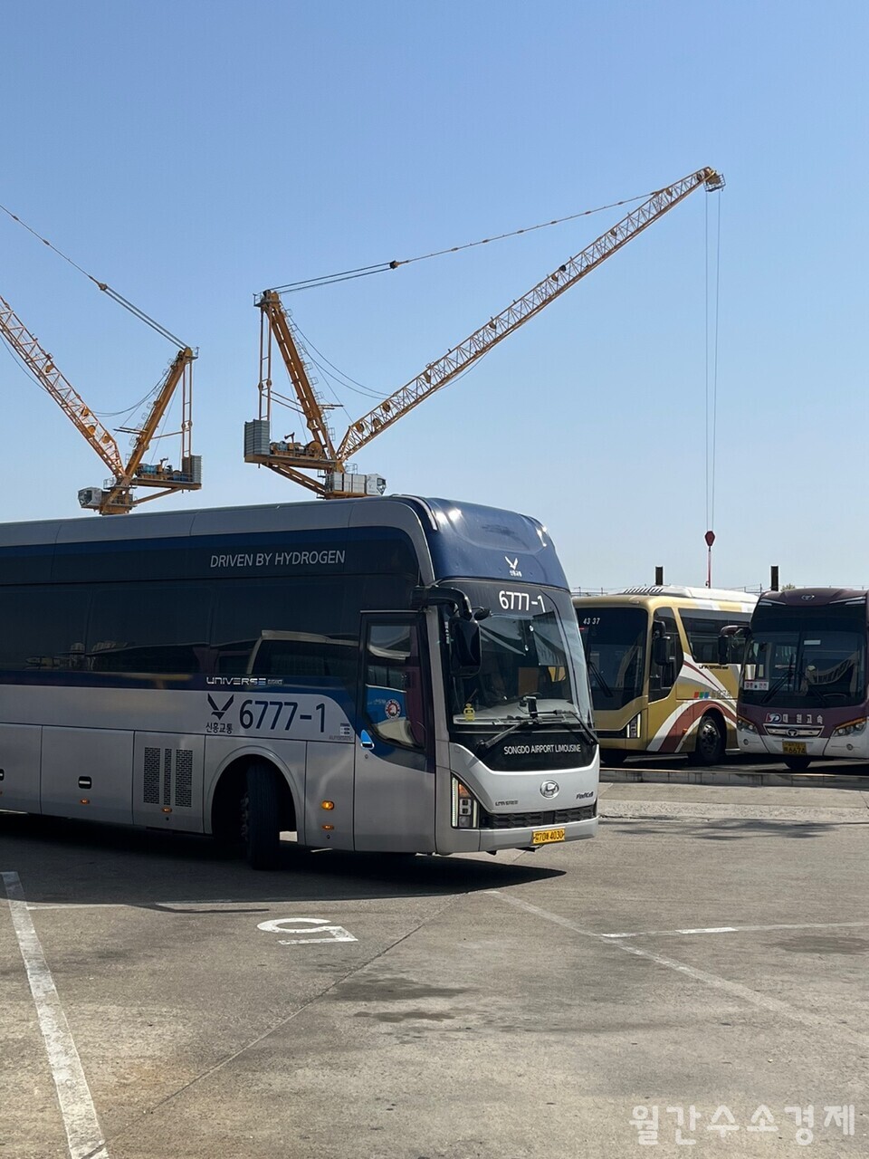 인천공항 수소버스 리무진이 인천종합버스터미널 차고지를 빠져나가고 있다.