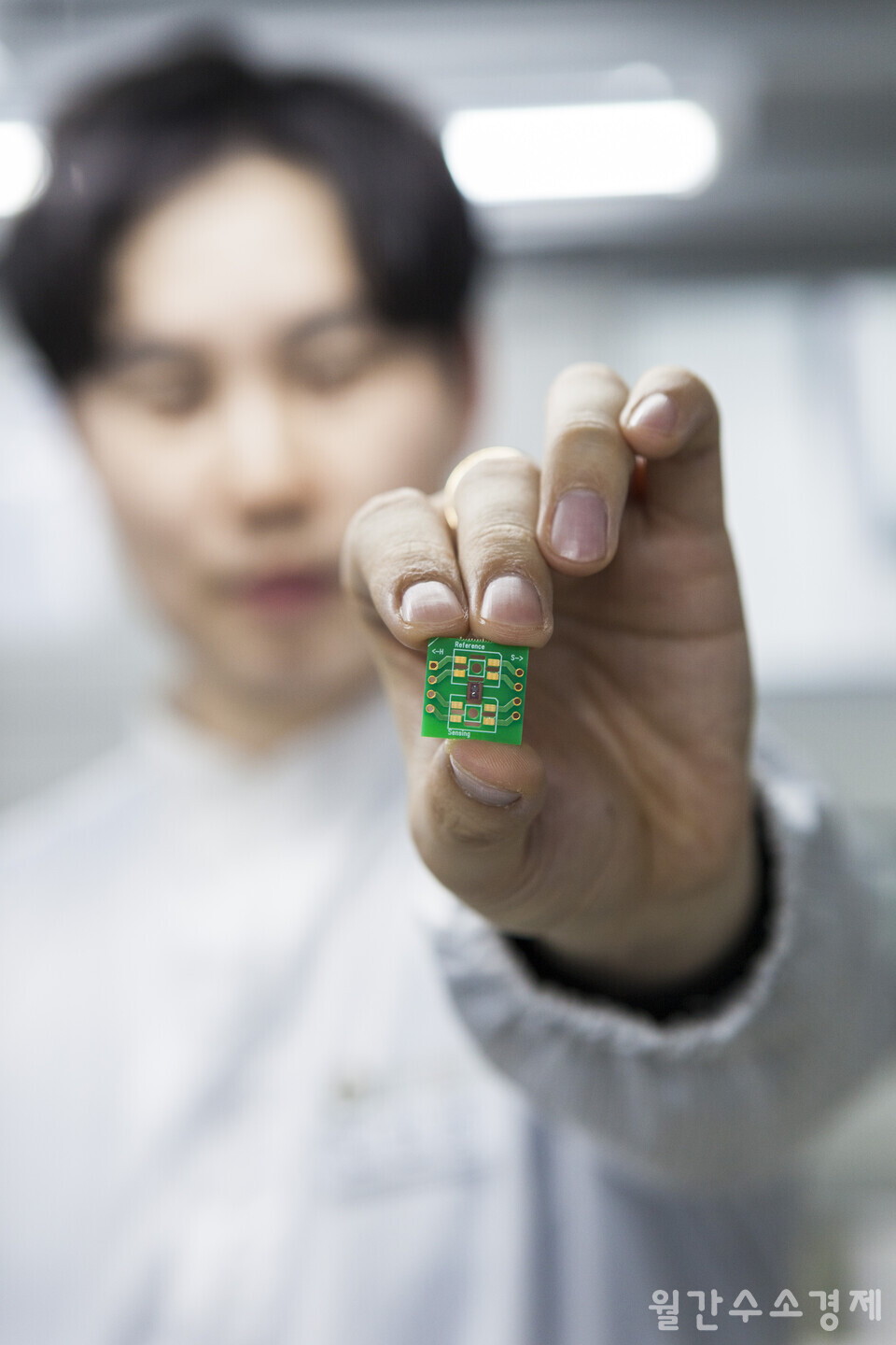 이너센서의 전찬종 전임연구원이 열전도도 방식 MEMS 수소센서인 '하이드로볼텍스' 테스트용 기판을 들고 있다.
