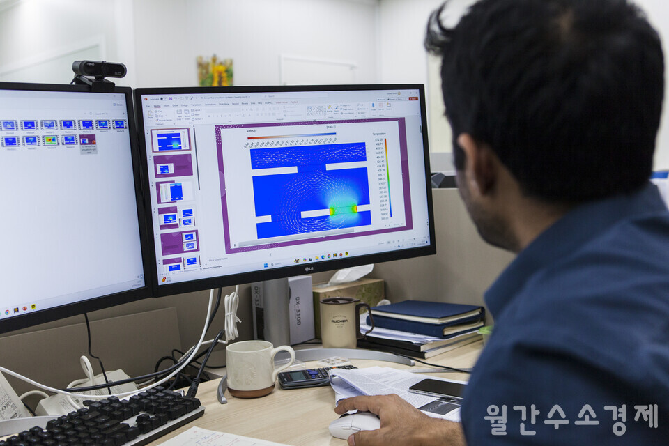 우사마 타힐 선임연구원이 MEMS 소자 내 대류 현상을 시뮬레이션한 영상을 보여준다.