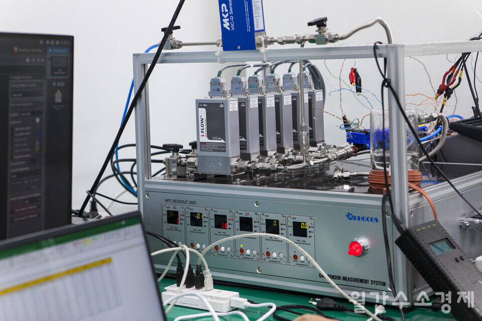 MFC 판독기로 수소 유량을 제어해 센서 소자의 반응성을 모니터링하게 된다.