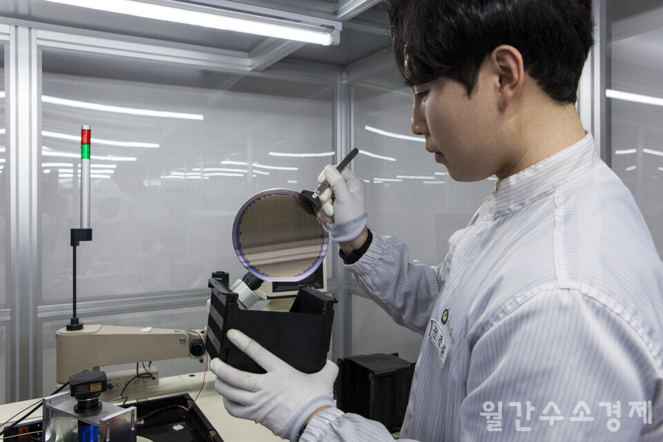 6인치 웨이퍼를 케이스에 넣어 자동검사장치로 불량 여부를 판별하게 된다.