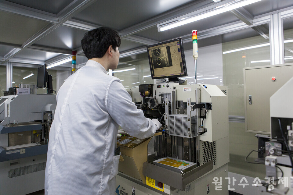 전찬종 전임연구원이 하이드로볼텍스 테스트용 기판 전극에 와이어 본딩 작업을 하고 있다.