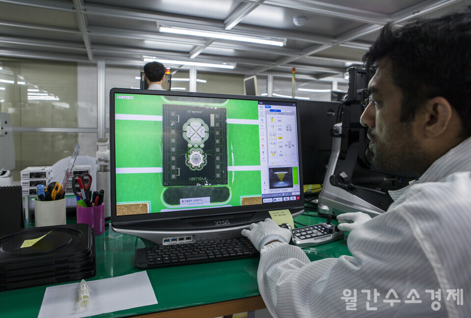 우사마 타힐 선임연구원이 광학현미경으로 확대한 기판의 소자를 살펴보고 있다.