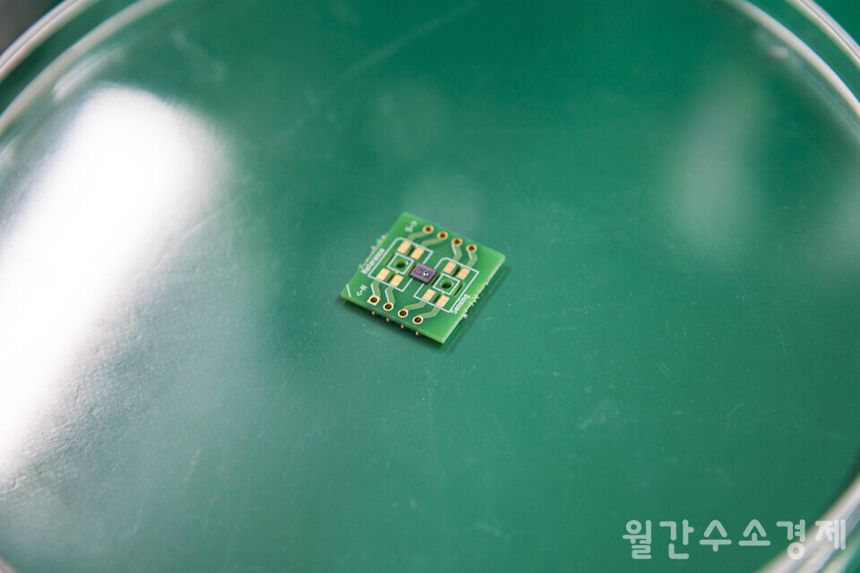 기판 가운데에 있는 까만 부분이 MEMS 소자다.