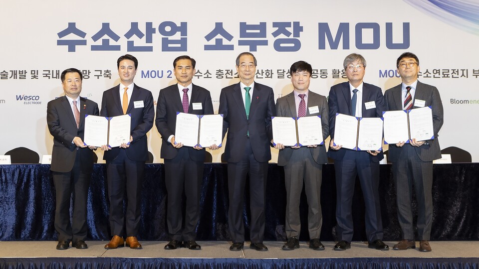 임근영 디앨 대표(오른쪽 2번째)가 지난 2023년 12월 18일 서울 롯데호텔에서 진행된  ‘액화수소 충전소 국산화 달성 및 공동 활용을 위한 업무협약’을 체결하고 기념촬영을 하고 있다.(사진=SK E&S)