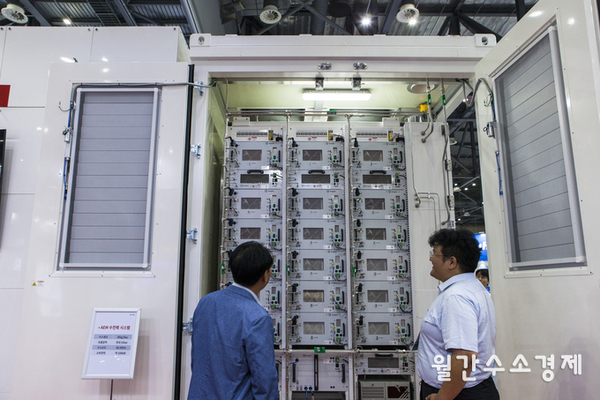 ▲ 예스티가 인앱터(Enapter) 사의 AEM 기술을 적용해  ‘H2MEET 2023’ 현장에 선보인 수전해 설비.