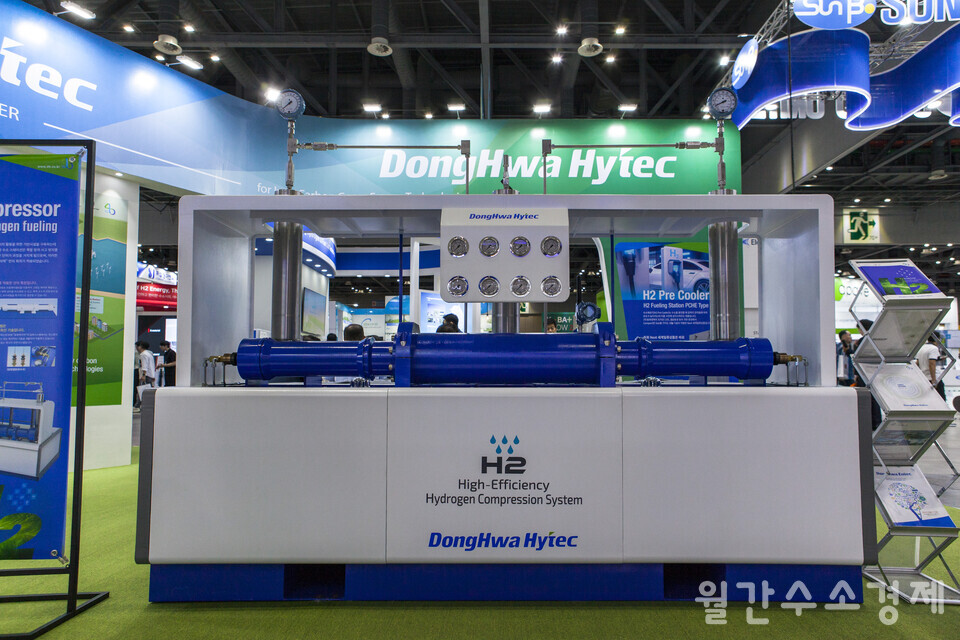 동화엔텍 자회사인 동화하이텍이   ‘H2 MEET 2023’ 행사 기간에 전시한 수소충전소용 아이오닉 피스톤 압축기 시제품.