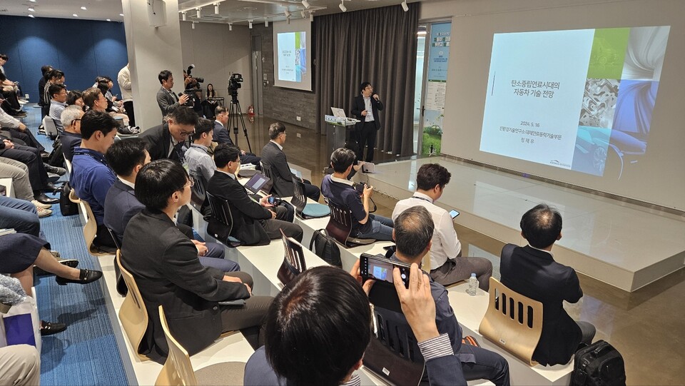정재우 한국자동차연구원 대체연료동력기술부문 부문장이 지난 5월 17일 서울 코엑스에서 열린 ‘제9회 자산어보’에서 ‘탄소중립연료 시대의 자동차 기술 전망’이라는 주제로 발표를 하고 있다.