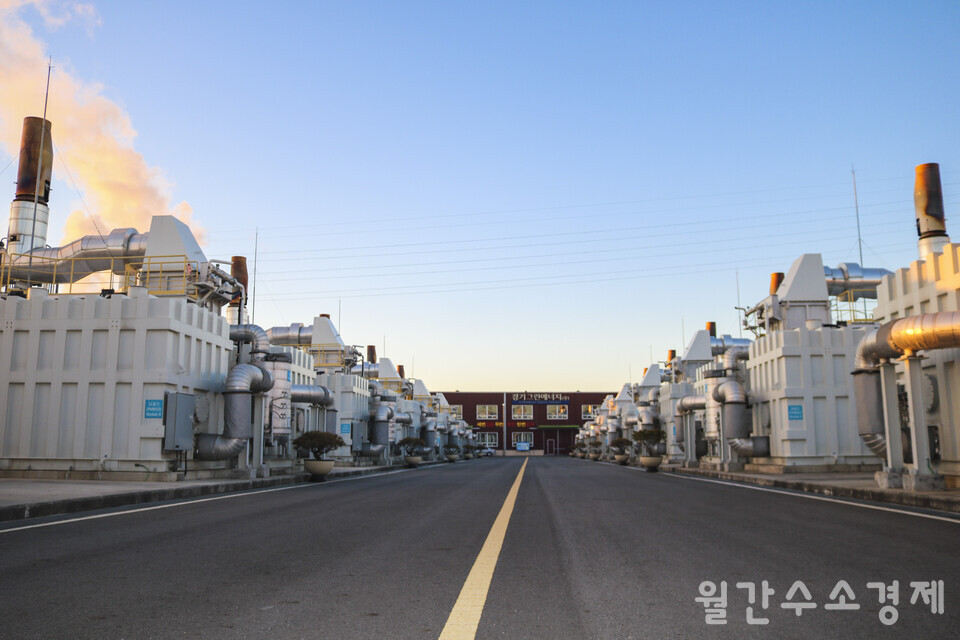 경기도 화성 발안산업단지에서 2013년부터 운영에 들어간 경기그린에너지의 58.8MW 연료전지 발전소.
