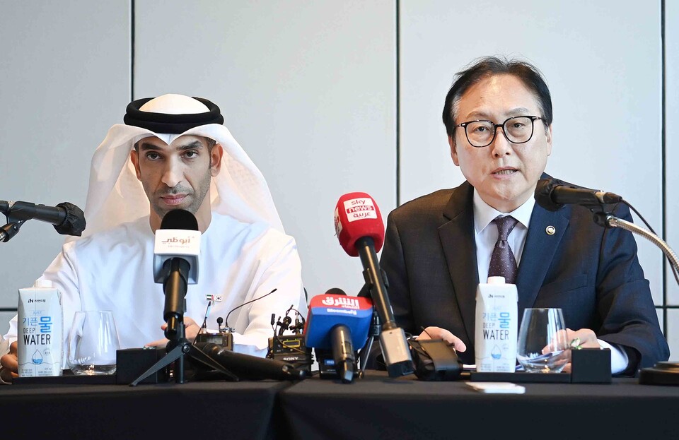 정인교 산업통상자원부 통상교섭본부장(오른쪽)과 타니 빈 아흐메드 알 제유디(Thani bin Ahmed Al Zeyoudi) UAE 경제부 대외무역특임장관이 포괄적 경제동반자 협정 정식 서명과 관련해 기자단에게 브리핑을 하고 있다.(사진=산업통상자원부)