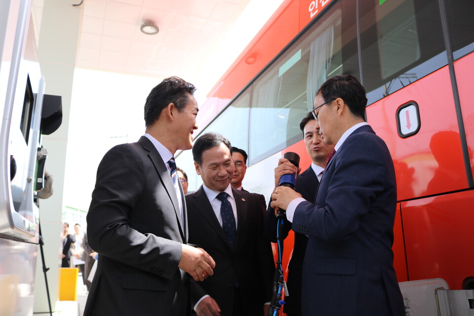 인천 가좌 액화수소충전소에서 진행된 충전 시연식.