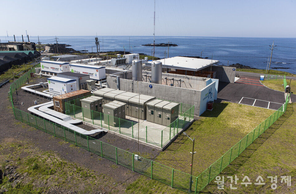 제주가 목표로 하는 ‘2035 탄소중립’ 비전의 싹이 자라는 곳이다. CFI 에너지 미래관 앞에 3.3MW 행원 그린수소 실증단지가 있다.