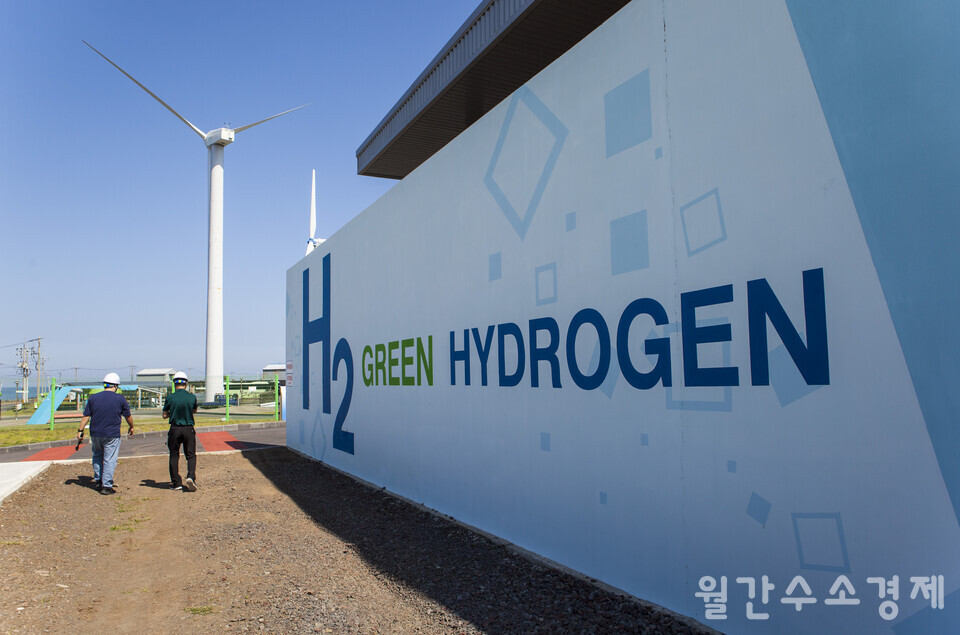 행원 그린수소 생산단지 수소출하장 방호벽에 ‘H2 Green Hydrogen’이란 문구가 보인다.